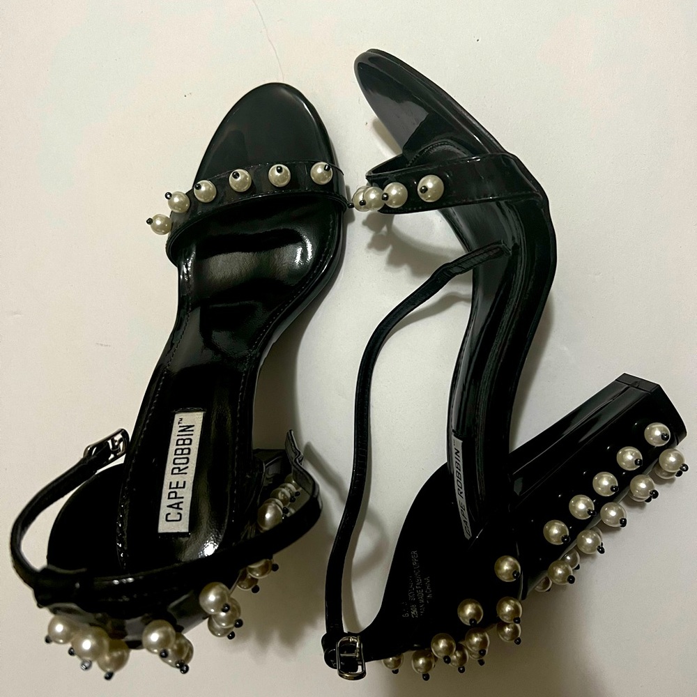 Back heels with pearls embellished